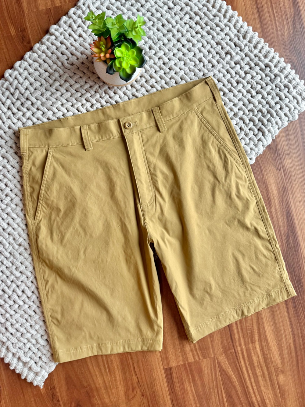Eddie Bauer | Men’s Guide Pro Nylon 10” Shorts | Khaki | 36